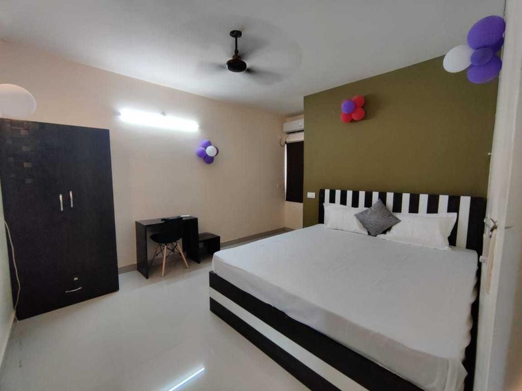 巴特那OYO Hotel Swarna Palace的卧室配有壁挂式气球床。