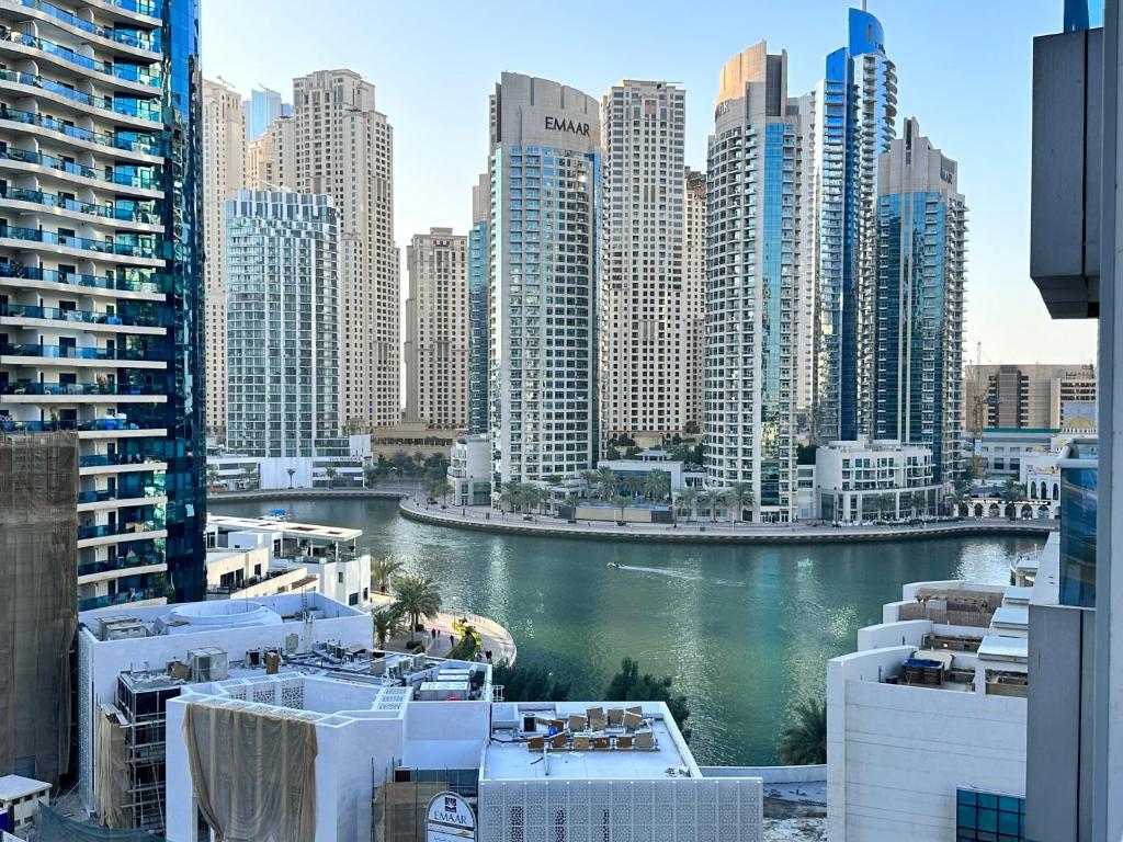 迪拜Stay in heart of Dubai Marina walk to JBR beach的享有河流和建筑的城市美景