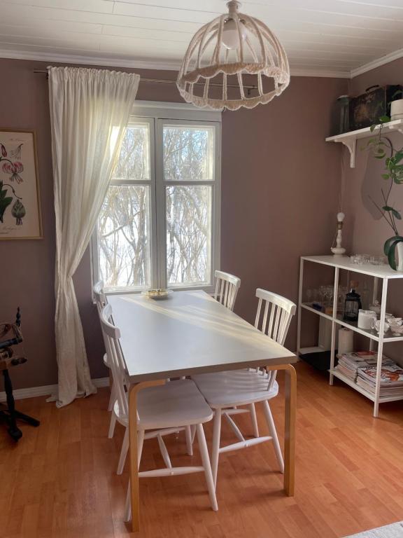 帕尔加斯Small house central Parainen by Archipelago Trail的一间配备有白色桌椅的用餐室