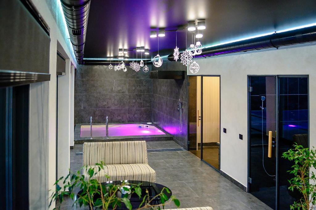 布克维Севеней Готель的一间带吊灯和浴缸的浴室