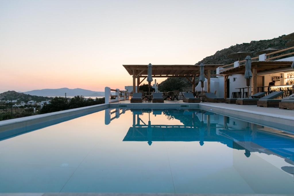 米科利维亚Naxos Earth Suites的别墅享有游泳池的景致。