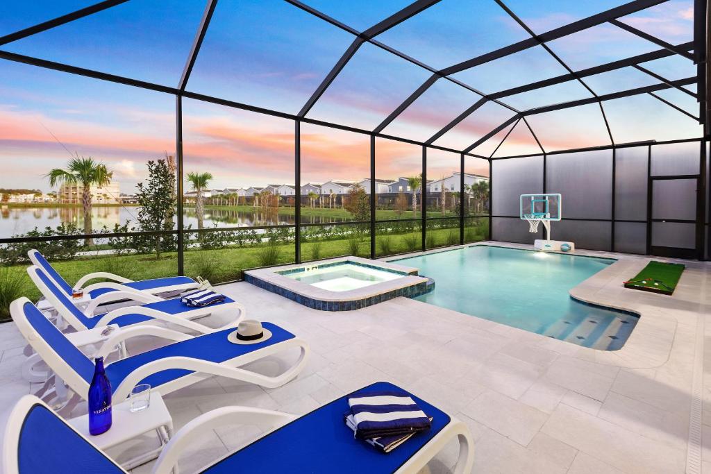 奥兰多Villatel Orlando Resort的一座玻璃屋顶房子中的游泳池