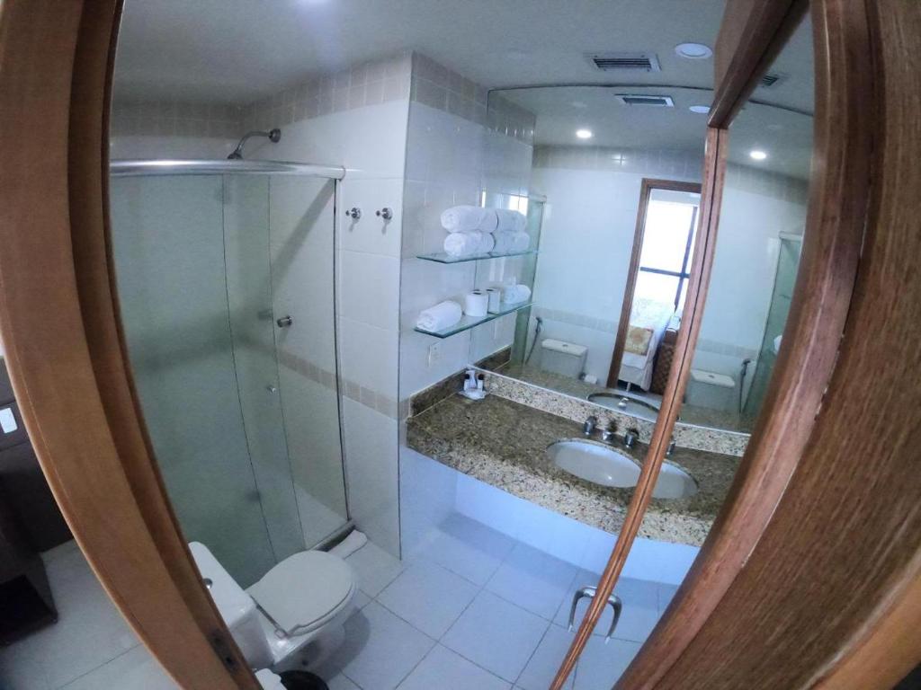 马瑙斯Tropical Executive Hotel的带淋浴、卫生间和盥洗盆的浴室