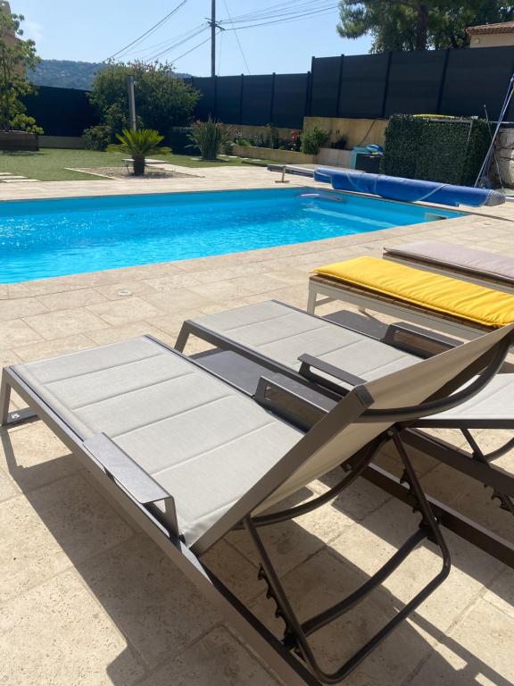 卡罗Bas de Villa détente的游泳池旁的一把躺椅