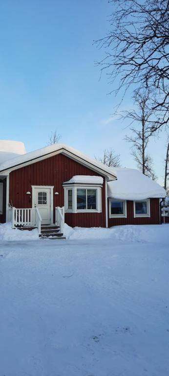 基律纳Kiruna accommodation Gustaf Wikmansgatan 6b villa 8 pers的前面有雪的红色房子