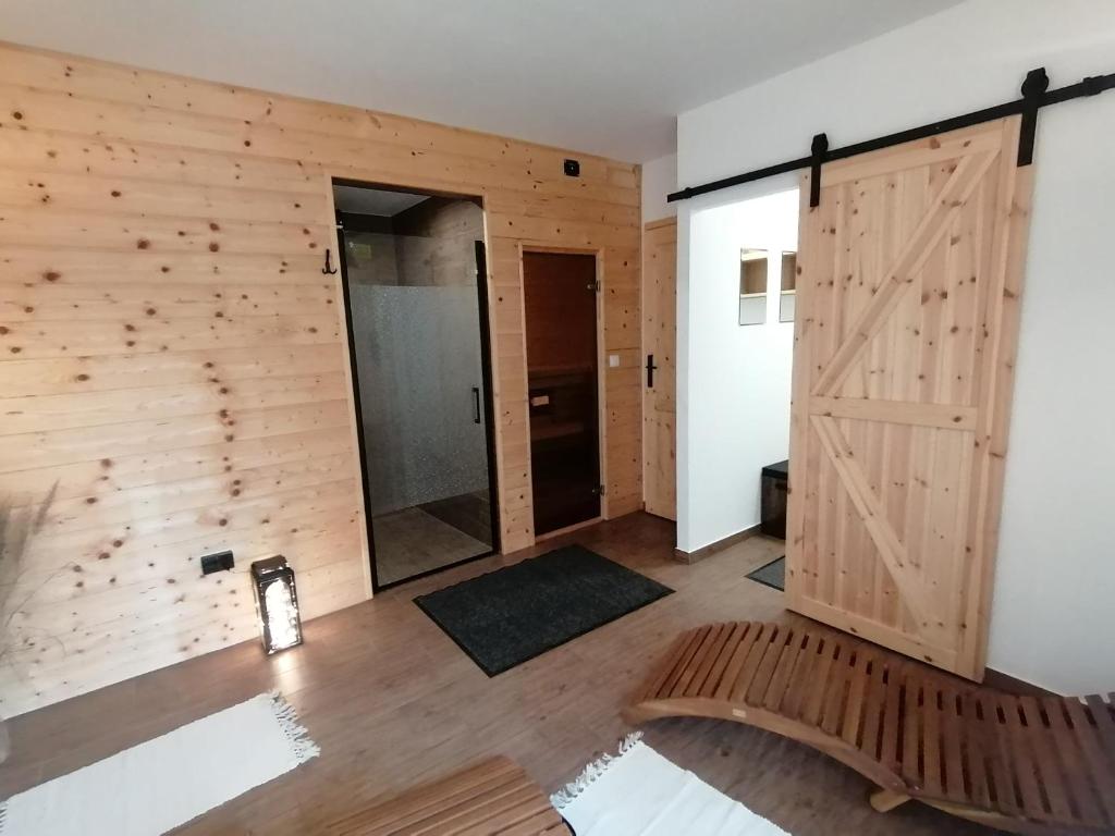 拉德库夫Domki pod Derkaczem的一间设有木墙和推拉门的客房