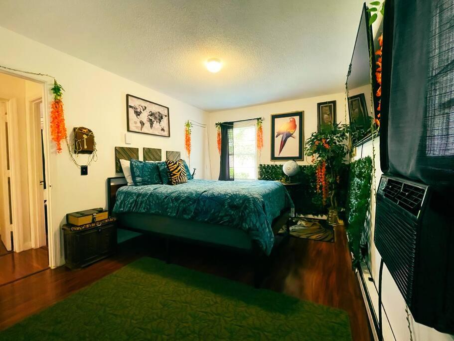 萨默维尔Escape Pine Forest- Getaway Experience的一间卧室配有一张带蓝色棉被的床