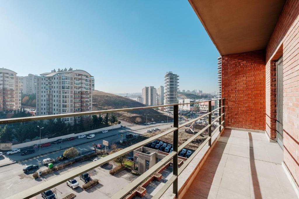安卡拉Flat with Terrace Close to Transit in Ankara的市景阳台