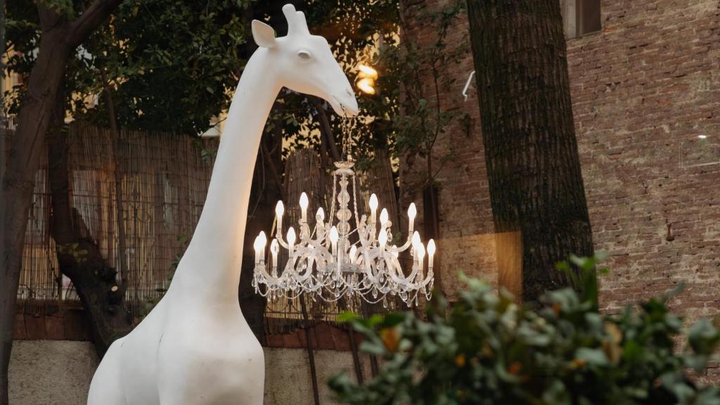 佛罗伦萨佛罗伦萨隆德拉酒店的吊灯旁长颈鹿雕像