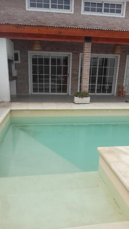 罗萨里奥De leon的一座空的游泳池,位于房子前面