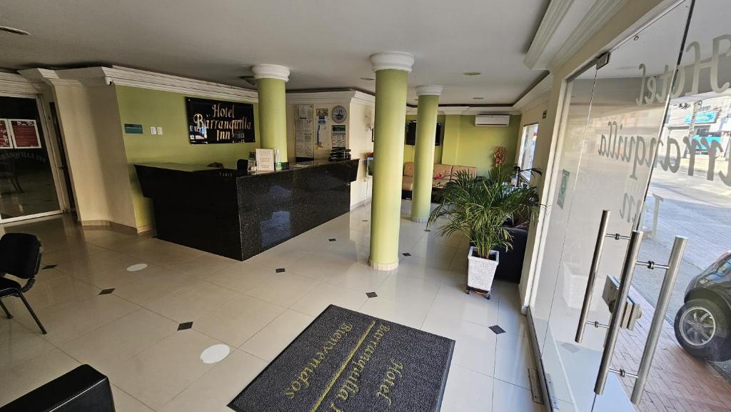 巴兰基亚Hotel Barranquilla Inn的商店的大厅,有柱子和柜台