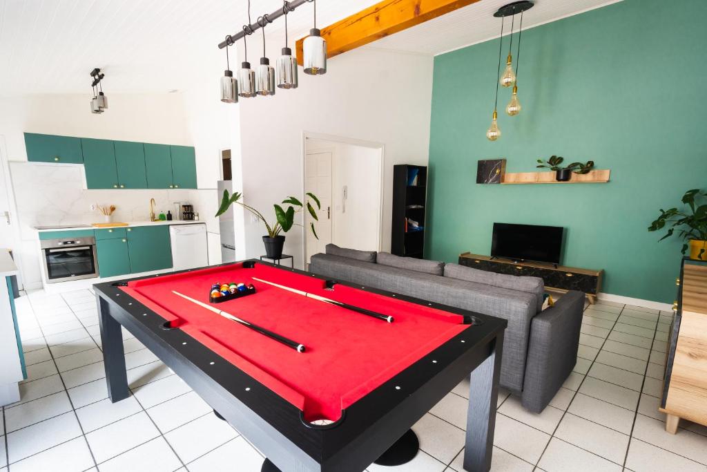圣佩赖Charmant appartement au cœur de Saint-peray的客厅配有沙发前带台球桌