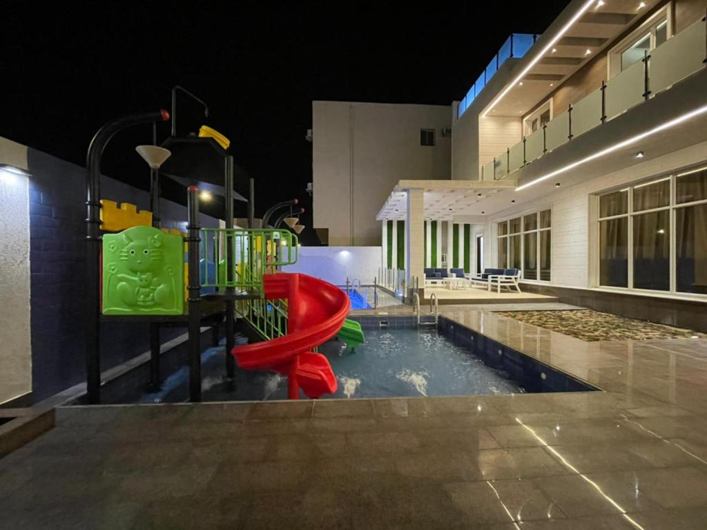 Yanbu Al Bahrشاليه رحال的一座大楼内带游乐场的游泳池