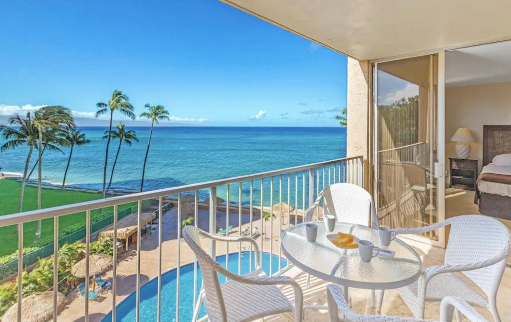 卡哈纳Stunning 1 Bedroom with Ocean and Island Views ~ Sleeps 4 ~ Royal Kahana 514的一个带桌椅的海景阳台