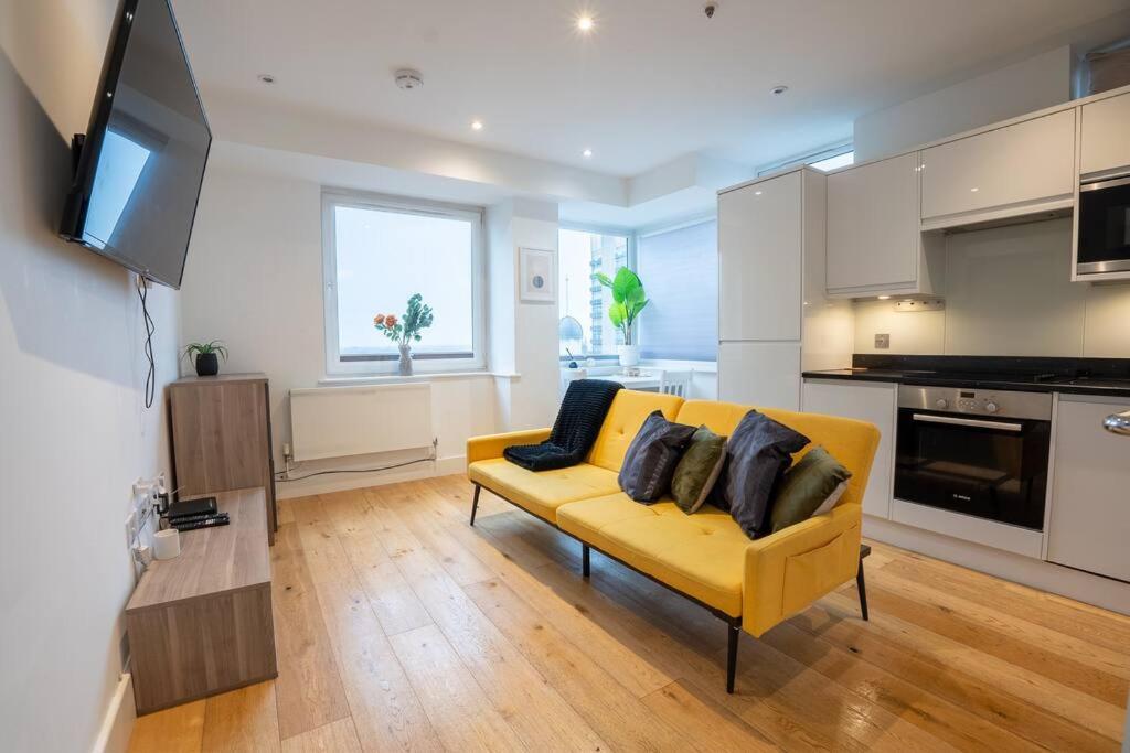 Cosy 2 Bed Apartment, East Croydon的休息区