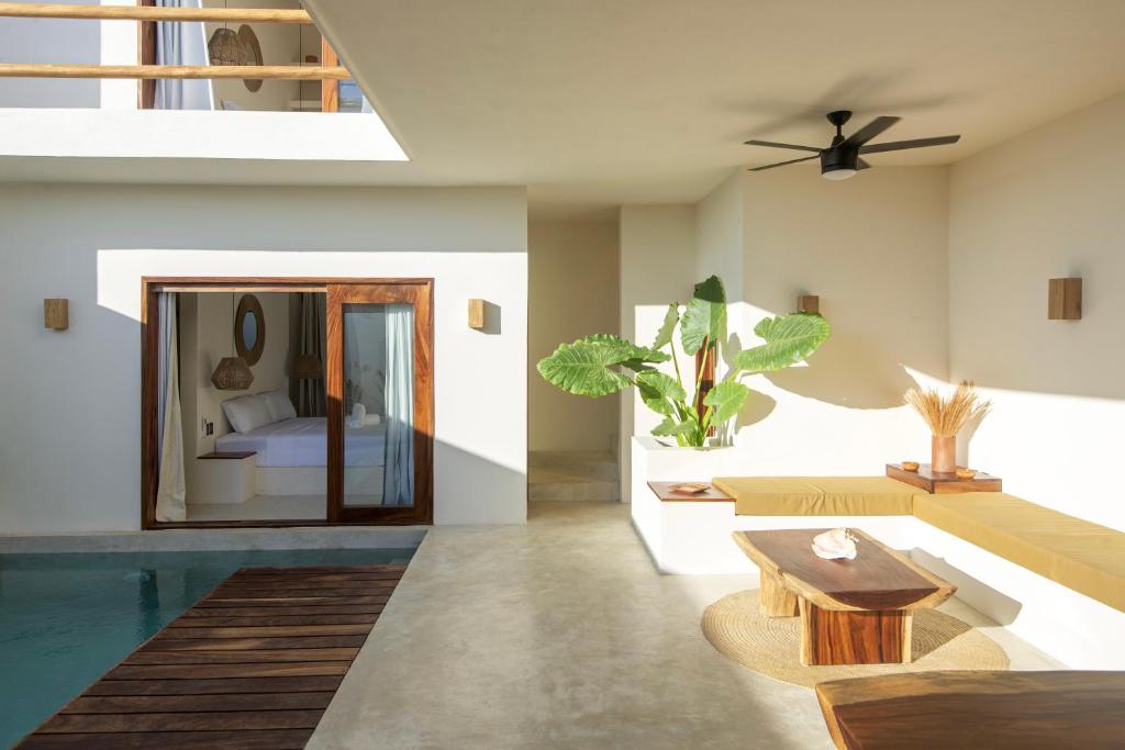 埃斯孔迪多港La petite Casa - Luxury home close to La Punta的一间带床和游泳池的客厅