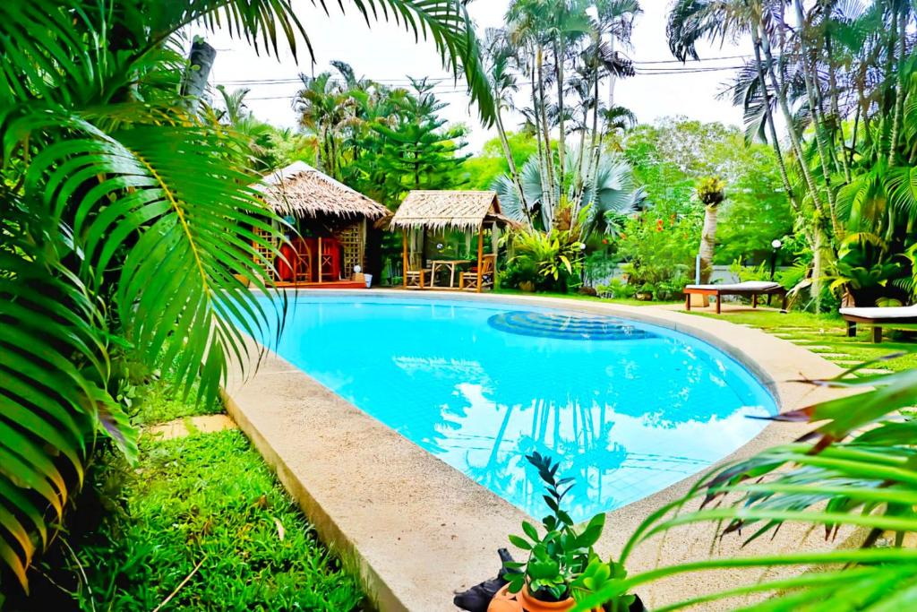 奈扬海滩金斯吉尔酒店的花园内的游泳池,带房子