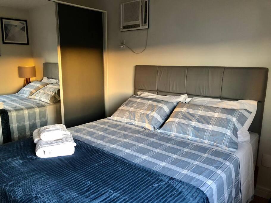 布卢梅瑙Apartamento Central Park Oktoberfest的一间卧室配有两张带蓝白色毯子的床
