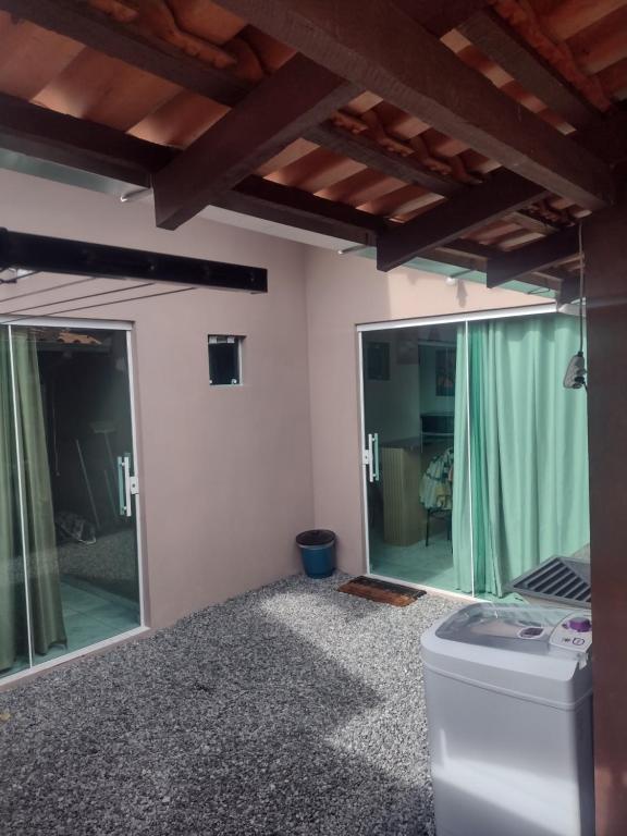 南圣弗朗西斯科casa aconchegante em Ubatuba的带卫生间的镜子客房