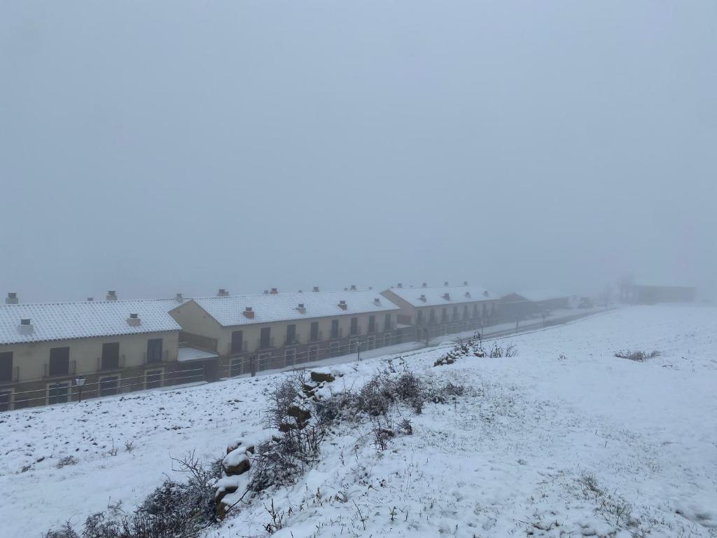 巴尔德利纳雷斯Casa ELENA i MARTA , Valdelinares的田野上雪覆盖的谷仓