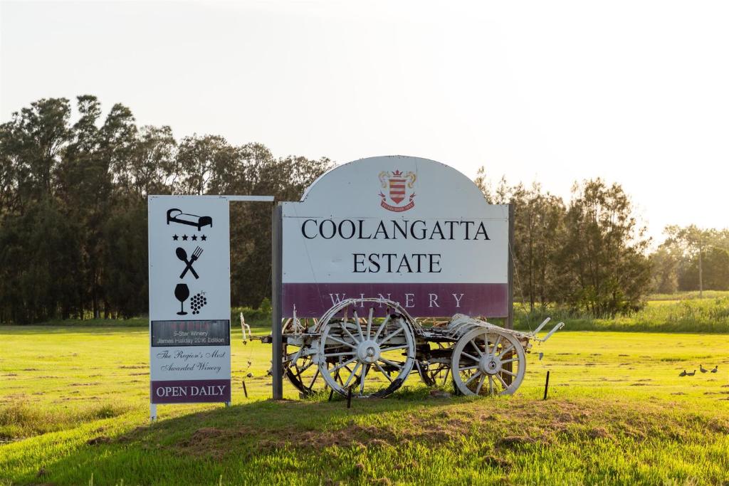 贝利Coolangatta Estate Shoalhaven Heads的田野前有加农炮的标志