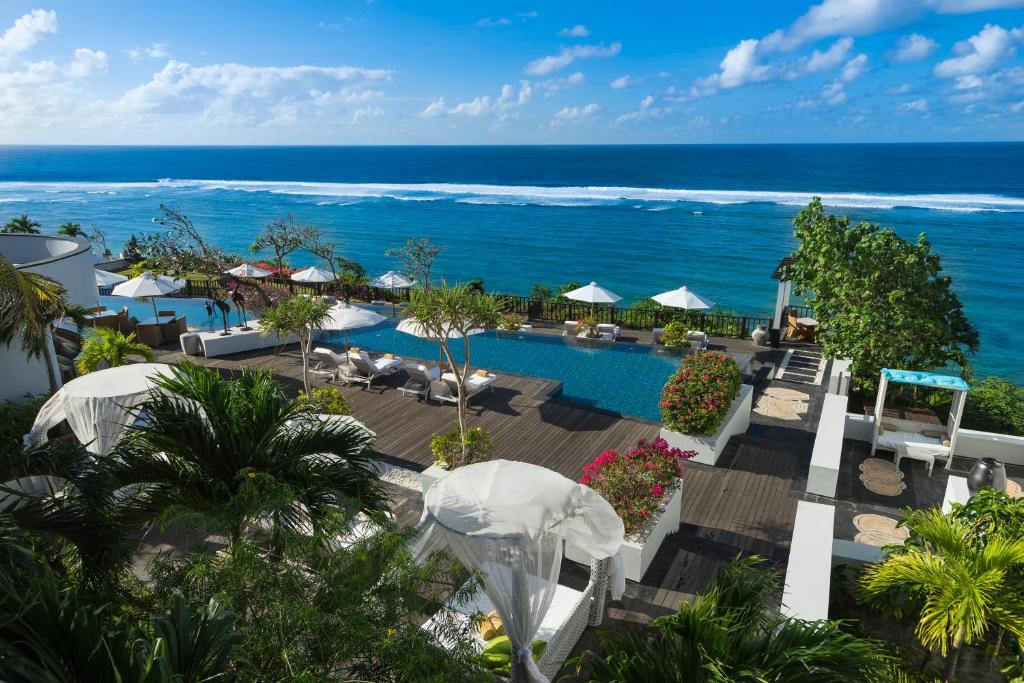 努沙杜瓦巴厘岛萨玛贝别墅酒店的享有带游泳池和海洋的度假村的空中景致