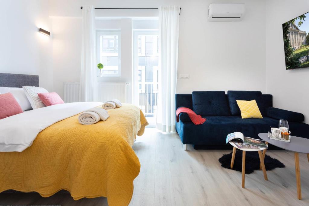 萨格勒布Lux Nest I City Apartment URBAN STAY的一间卧室配有一张床和一张蓝色的沙发