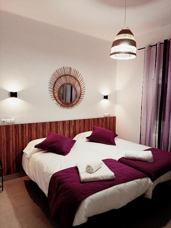 马德里Violeta Suite的一间卧室配有一张大床和镜子