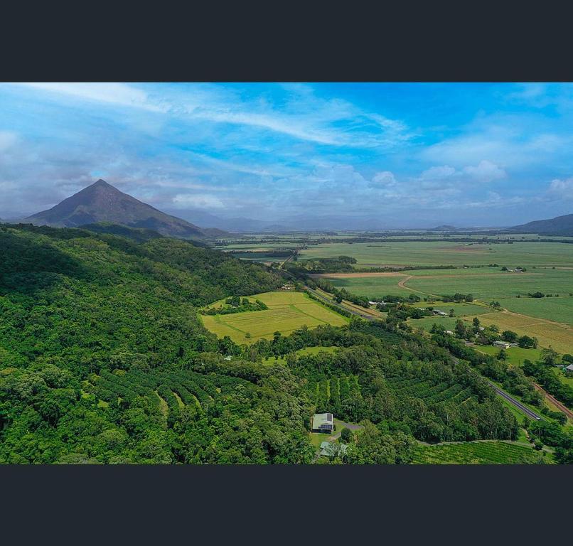 Fishery FallsAhana Resort的享有郁郁葱葱的绿色田野和山脉的空中景致