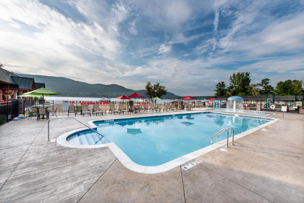 乔治湖斯科蒂湖滨度假酒店的一个带桌椅的度假村游泳池