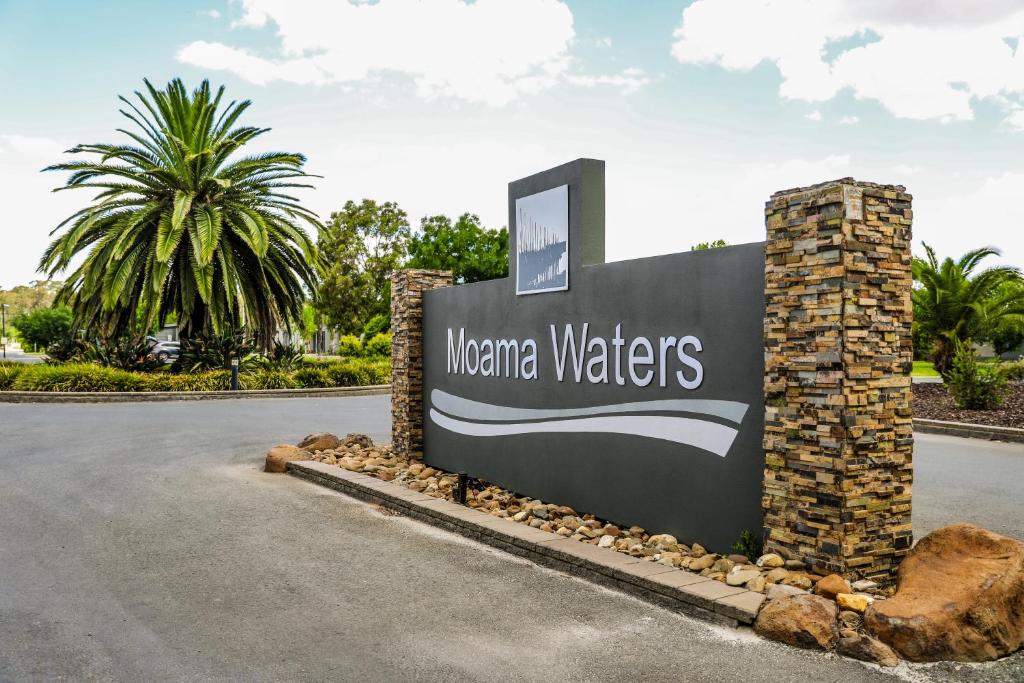 莫阿马Discovery Parks - Moama Waters的路旁海 ⁇ 水标牌