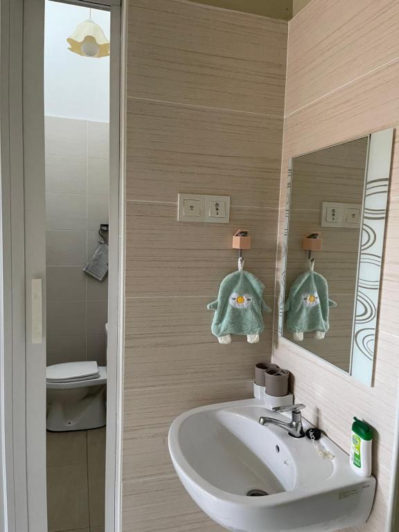 居銮C & L Home 002的一间带水槽和镜子的浴室