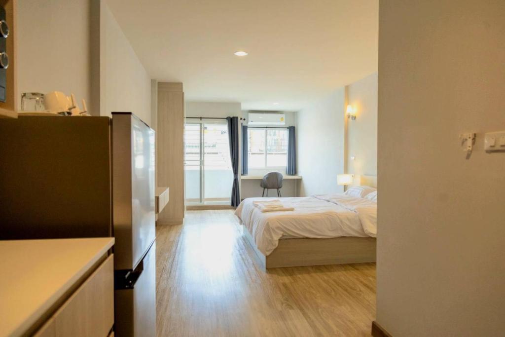 曼谷Pipp Residence的一间卧室配有一张床和一张书桌