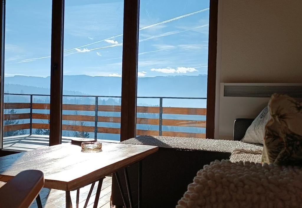帕莱Zlatni Hrast的客房设有一张桌子和一个美景阳台。