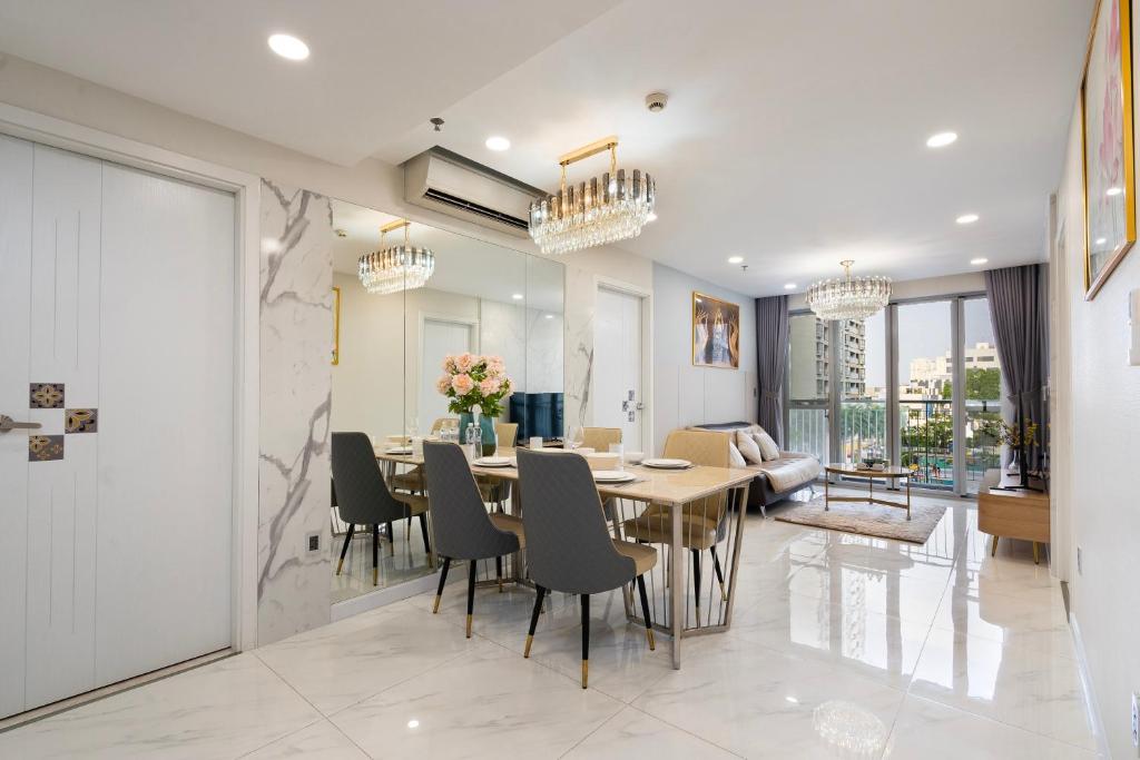胡志明市Convinia Apartment的用餐室以及带桌椅的起居室。