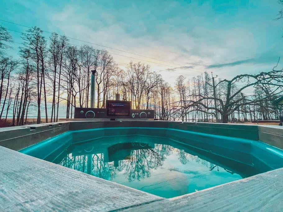 RannakülaHide in the nature – cozy lakeside saunacottage的享有树木景致的游泳池