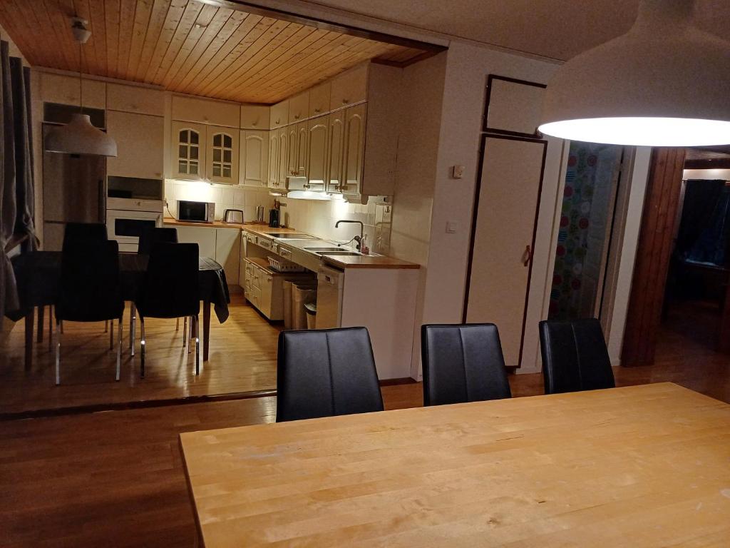 基律纳Kiruna accommodation Läraregatan 19 b的厨房以及带桌椅的用餐室。