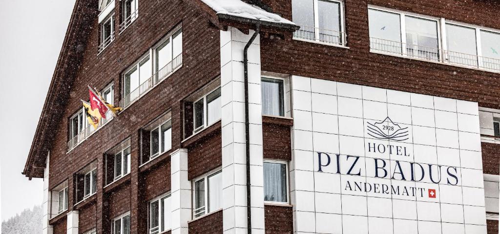 安德马特Hotel Piz Badus的建筑一侧的酒店标志