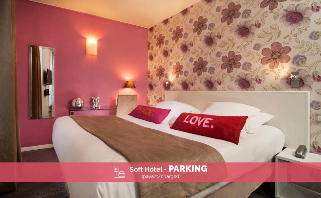 巴黎索芙特酒店的一间卧室配有红色和白色枕头的床