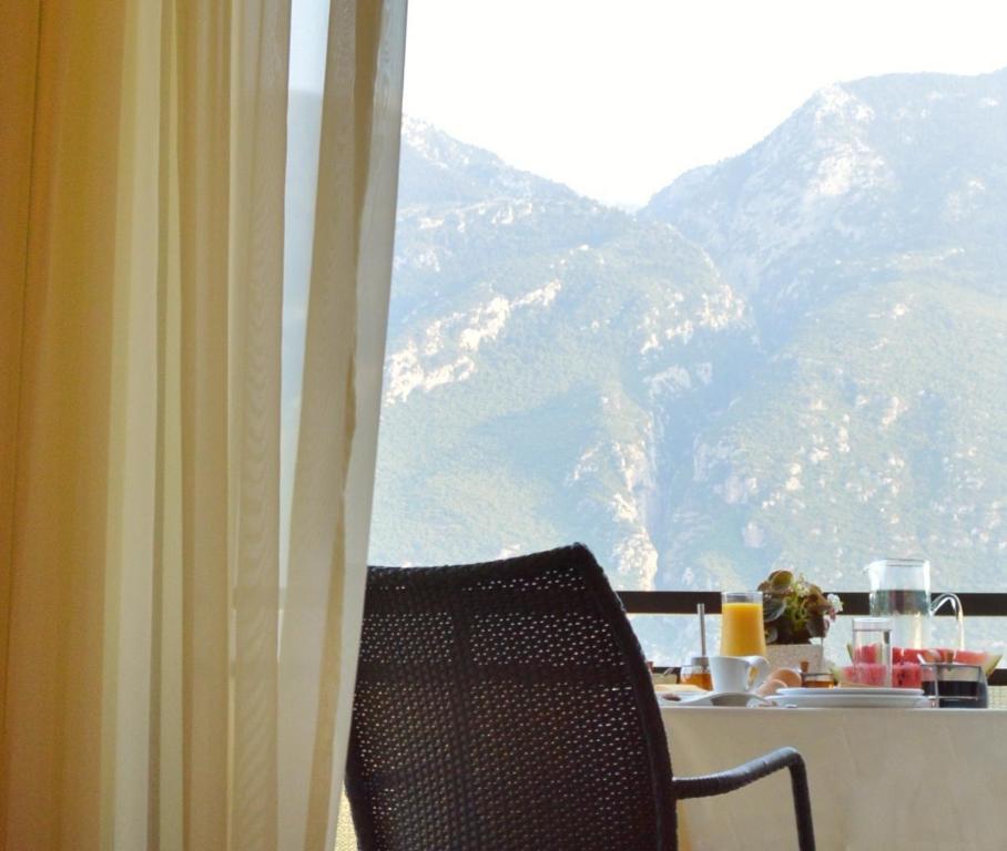 卢特拉伊帕蒂斯Alexakis Hotel & Spa的窗前的桌子和椅子