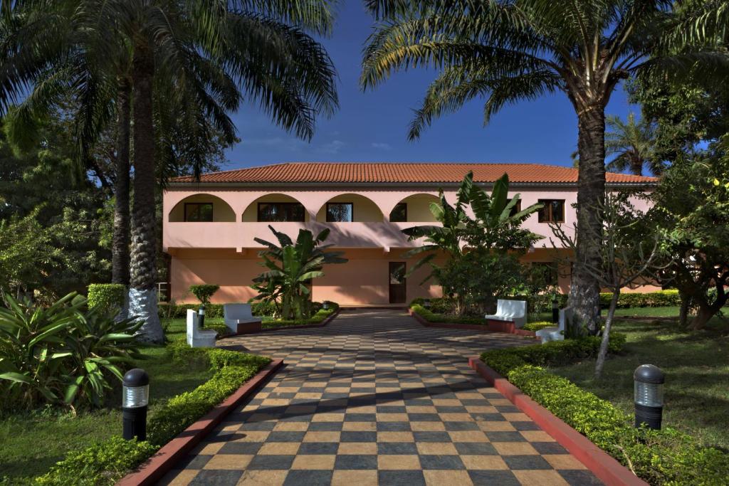 比绍Dunia Hôtel Bissau的带有 ⁇ 板车道的度假大楼