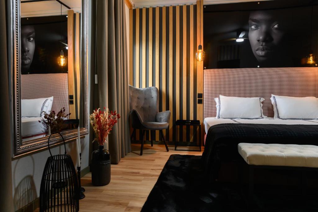 马塞杜-迪卡瓦莱鲁什Boutique Wine Hotel Panorama的酒店客房,配有床和镜子