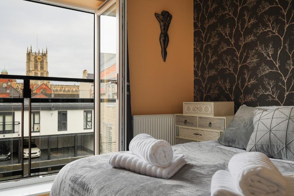 赫尔Modern home in the Hull Marina的一间卧室设有一张床和一个大窗户