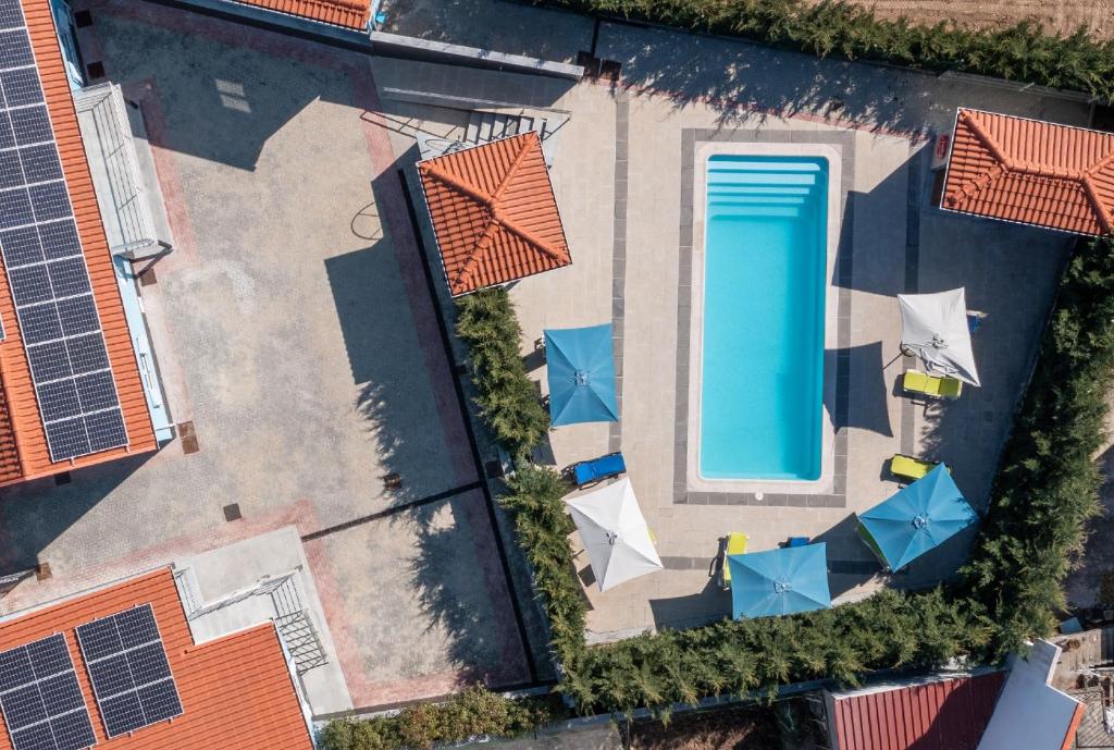 CojaVilla Montês Guesthouse的享有别墅内游泳池的顶部景致