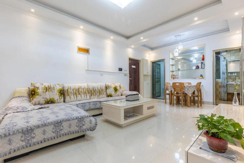淮南淮南东城国际两居室公寓的客厅配有沙发和桌子