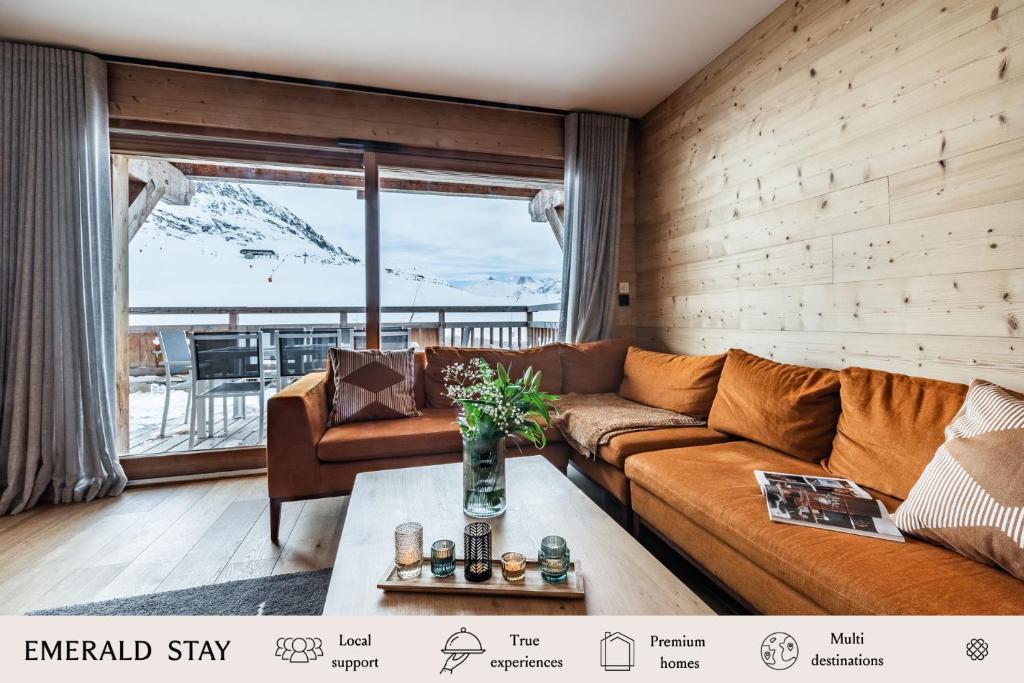 拉普德兹Apartment Wapa Alpe d'Huez - by EMERALD STAY的客厅配有沙发和桌子