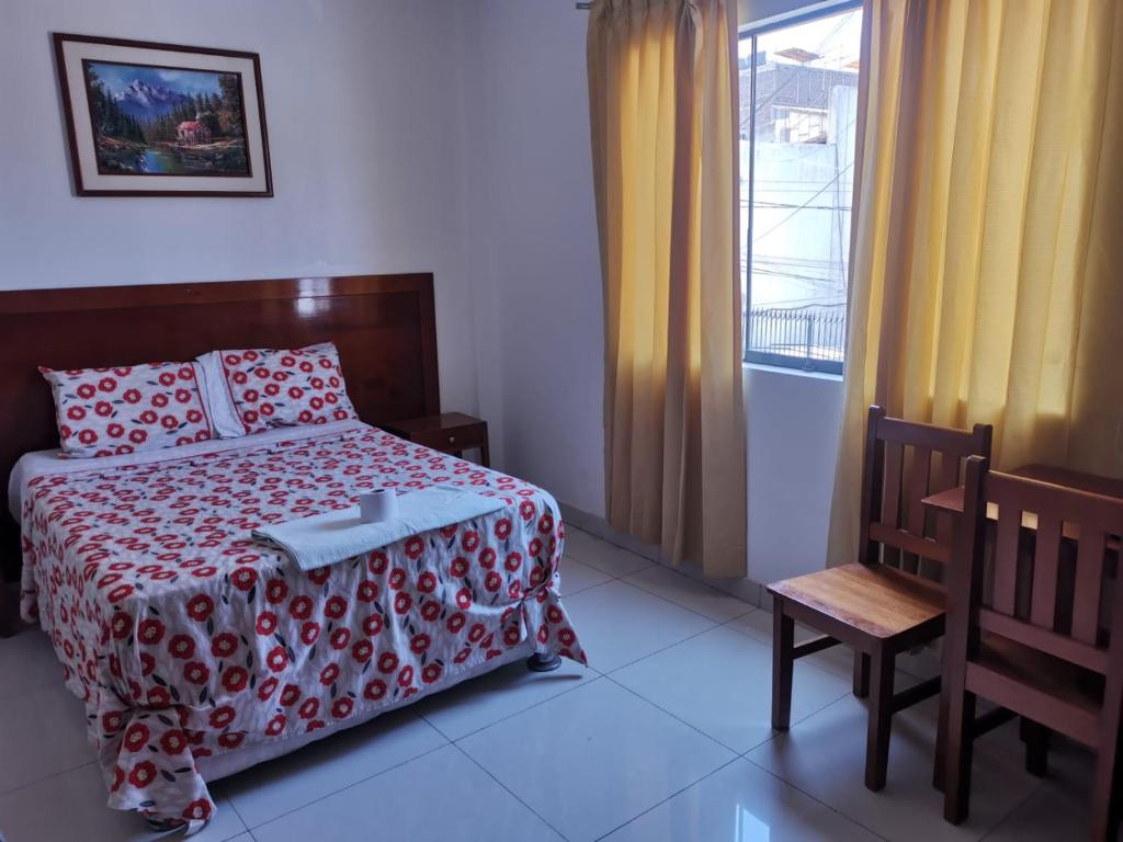 齐克拉约Hotel ESPLENDOR的卧室配有床、椅子和窗户。