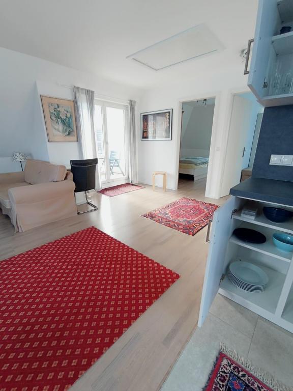 汉堡Peaceful Apartment- 3 Zi- Loggia & Garden in Blankenese-的带沙发和红色地毯的客厅