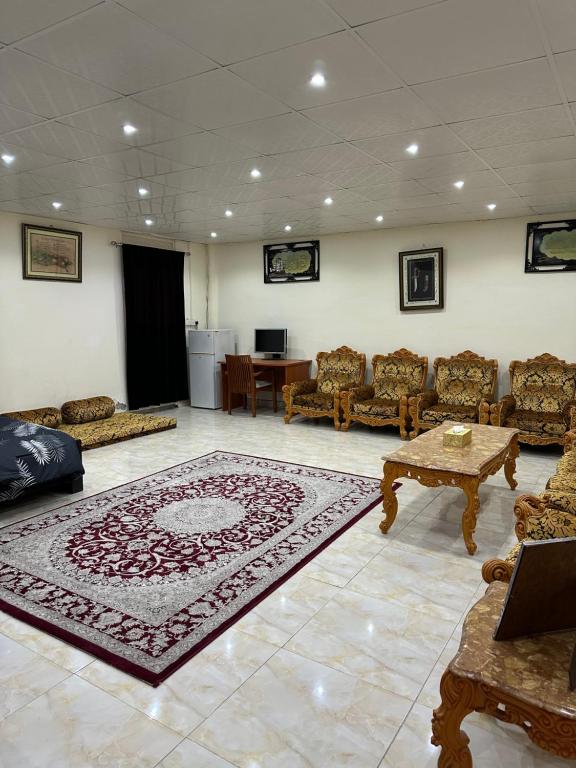 沙迦Al Ramla, Na’eem Bin Masoud St#8, Villa#10的一间客厅,地板上铺有地毯