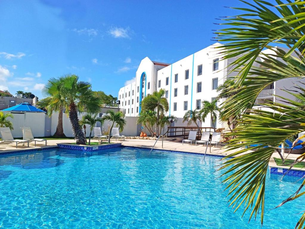棕榈滩Brickell Bay Beach Resort Aruba, Trademark by Wyndham的酒店前方的大型游泳池